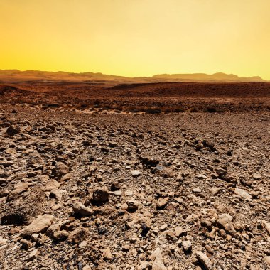 Gün batımında İsrail 'deki Negev Çölü' nün Rocky tepeleri. Güney İsrail 'deki kaya oluşumlarının nefes kesici manzarası. Tozlu dağlar wadiler ve derin kraterler tarafından kesildi..