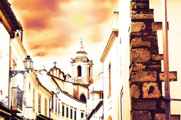 Vista Estrecha Calle Con Edificios Antiguos Ciudad Medieval Portuguesa Atardecer — Foto de Stock