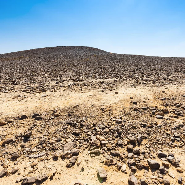 イスラエルのネゲヴ砂漠の岩の丘 南イスラエルの岩の形成の息をのむような風景 ワディスと深いクレーターによって中断された埃っぽい山々 — ストック写真