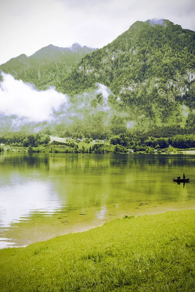 奥地利哈尔斯塔特斯的雨和云 晨雾笼罩着奥地利的风景 草地和村庄 复古风格 — 图库照片