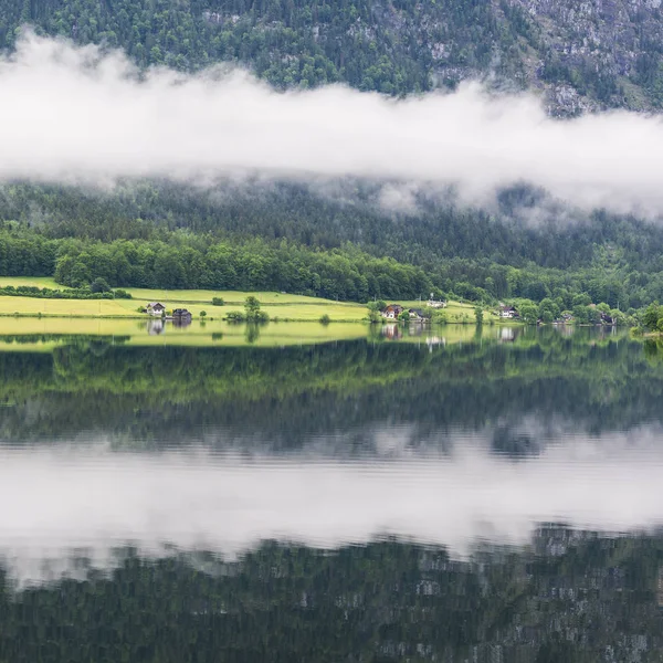オーストリアのハルスタテンゼーの雨と雲 フィールド 牧草地 牧草地や村とオーストリアの風景の上の朝の霧 — ストック写真