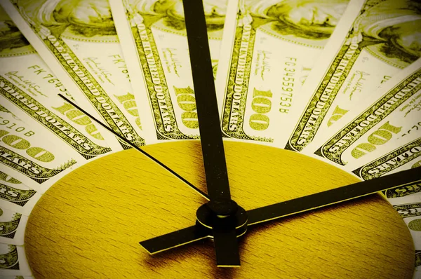 Billetes Cien Dólares Que Yacen Dial Hora Simbolizan Tiempo Dinero — Foto de Stock