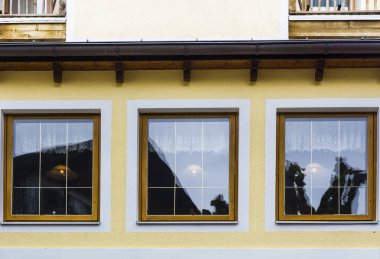 Avusturya 'da küçük bir kasabada tipik bir ev penceresi. Yağmurlu bir günde Avusturya 'nın St. Wolfgang şehrinde bir ev. 