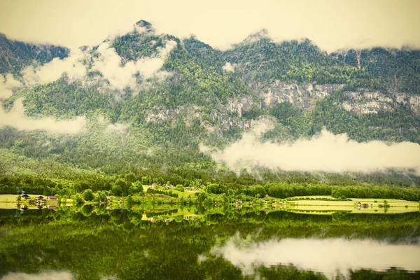 Regen Und Wolken Hallstattersee Österreich Morgennebel Über Der Österreichischen Landschaft — Stockfoto