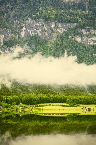 Regen Und Wolken Hallstattersee Österreich Morgennebel Über Der Österreichischen Landschaft — Stockfoto