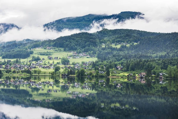 오스트리아의 스타터제에서 구름이 내리고 있었습니다 목초지 목초지 목초지 마을이 오스트리아 — 스톡 사진