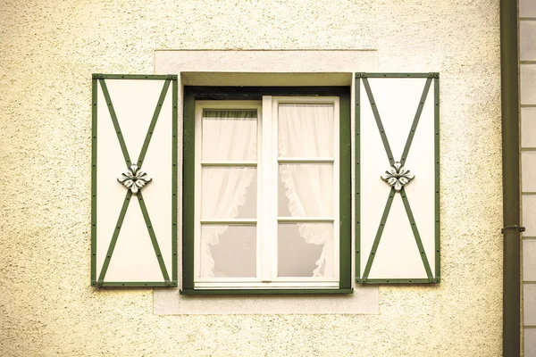 オーストリアの小さな町の家の典型的な窓 オーストリアの街聖ヴォルフガングに雨の日に家 レトロなスタイル — ストック写真