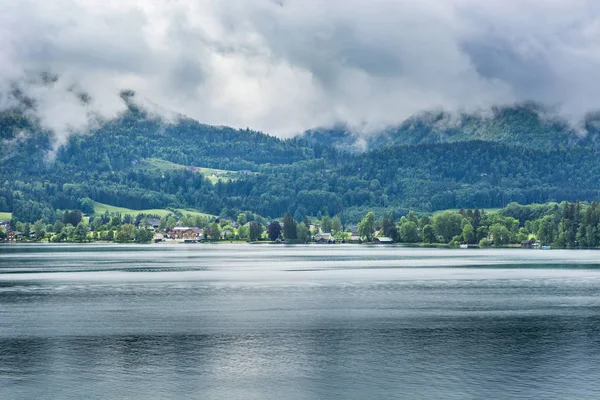 オーストリアのWolfgangseeで雨と雲 フィールド 牧草地 牧草地や村とオーストリアの風景の上の朝の霧 — ストック写真