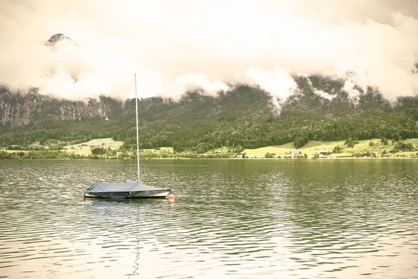 Regen Und Wolken Wolfgangsee Österreich Morgennebel Über Der Österreichischen Landschaft — Stockfoto