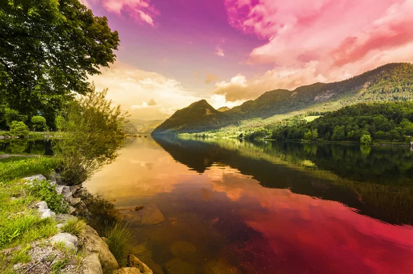 奥地利风景与森林 田野和牧场周围湖 Grunlsee 在阿尔卑斯的背景在日落 — 图库照片