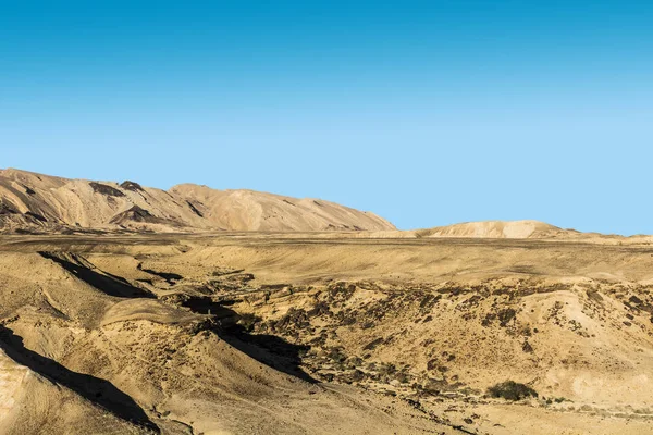 이스라엘의 사막에 바위투성이 언덕들 입니다 이스라엘 암석층의 소름끼치는 경관이다 디스와 — 스톡 사진