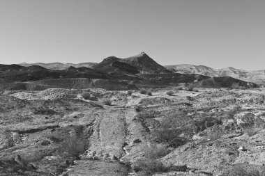 İsrail 'deki Negev Çölü' nün Rocky tepeleri. Güney İsrail Çölü 'ndeki çöl kaya oluşumlarının nefes kesici manzarası. Siyah beyaz resim