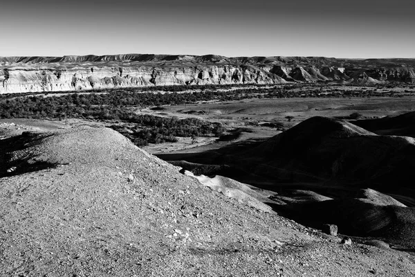 以色列内盖夫沙漠的落基山脉 以色列南部岩层令人惊叹的景观 尘土飞扬的山脉被火山口和深坑打断了 — 图库照片