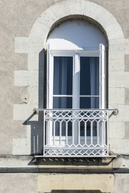 Fransa'da klasik Avrupa mimarisi. Fransız pencere ışık Balkonlu 