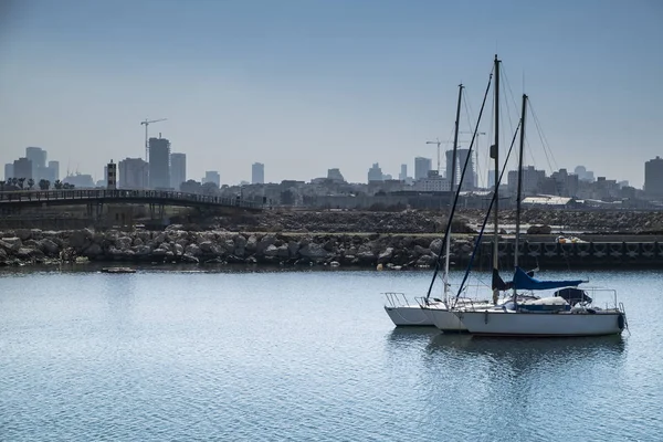 Jachten Aan Rivier Yarkon Achtergrond Van Het Stedelijk Silhouet Israël — Stockfoto