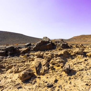 İsrail 'deki Negev Çölü' nün Rocky tepeleri. Ortadoğu 'nun nefes kesici manzarası ve doğası.