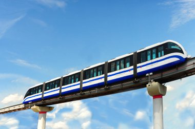 Yüksek hızlı Monoray Tren demiryolu kiriş, Moskova, Rusya bulutlu gökyüzü arka plan karşı hamle.