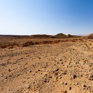 İsrail 'deki Negev Çölü' nün Rocky tepeleri. Güney İsrail 'deki kaya oluşumlarının nefes kesici manzarası. Tozlu dağlar wadiler ve derin kraterler tarafından kesildi..