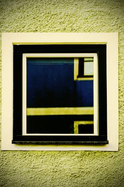 Avusturya 'da küçük bir kasabada tipik bir ev penceresi. Yağmurlu bir günde Avusturya 'nın Gmunden şehrinde bir ev. Retro biçimi