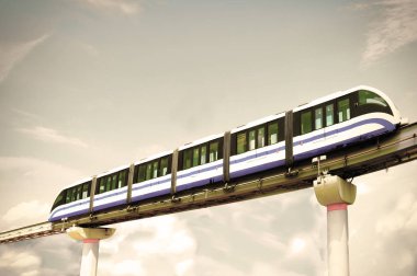 Yüksek hızlı Monoray Tren demiryolu kiriş, Moskova, Rusya bulutlu gökyüzü arka plan üzerinde taşır. Retro tarzı