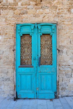 Jaffa eski taş tuğla ve çimento duvarda eski ahşap kapı. Vintage tarzı.