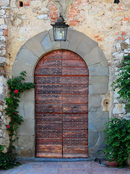 Traditional Old Vintage Wooden Door Grunge Wall Tuscany Italy Retro — Stock Photo, Image