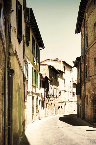 Arquitectura Ciudad Medieval Italiana Calles Estrechas Ventanas Con Persianas Pavimentos —  Fotos de Stock