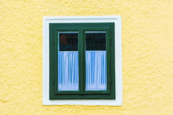 Типові Вікна Одного Будинку Маленькому Містечку Австрії Дім Австрійському Місті — стокове фото