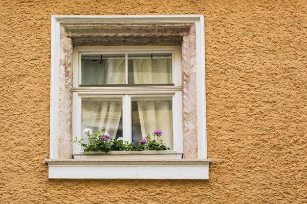 Janelas Típicas Uma Casa Uma Pequena Cidade Áustria Casa Cidade — Fotografia de Stock