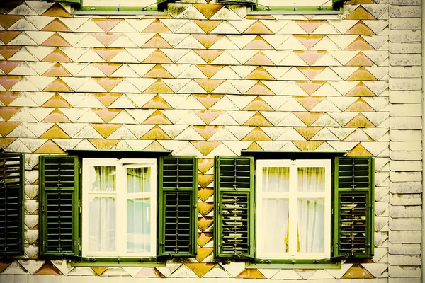 오스트리아의 도시에 전형적 창문입니다 비오는 오스트리아의 그문덴 집입니다 스타일 — 스톡 사진