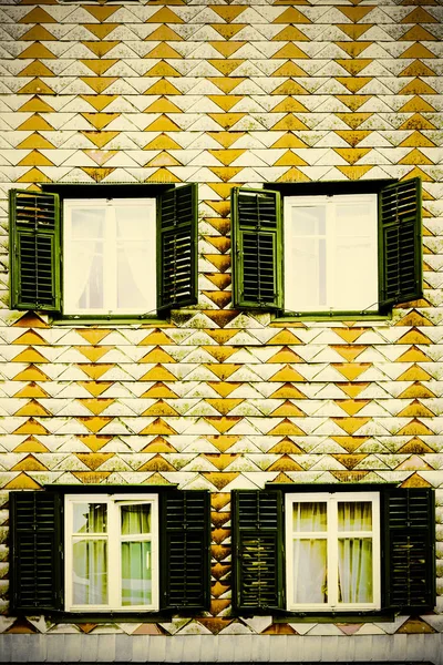 Typische Fenster Eines Hauses Einer Kleinstadt Österreich Zuhause Der Österreichischen — Stockfoto