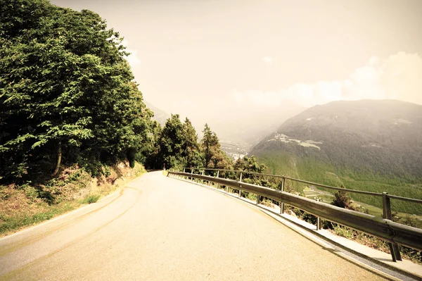 Kronkelende Asfaltweg Italiaanse Alpen Retro Stijl — Stockfoto