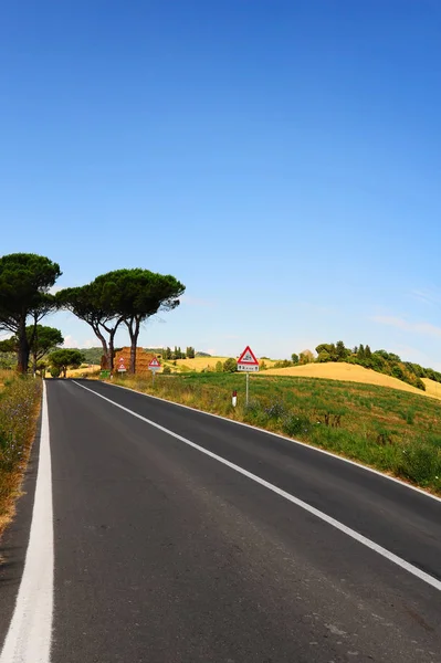 Paisagem Toscana Com Campos Prados Uma Estrada Asfalto Reta Retro — Fotografia de Stock