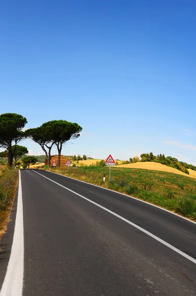 Toscaanse Landschap Met Velden Weilanden Een Rechte Asfaltweg Retro Stijl — Stockfoto