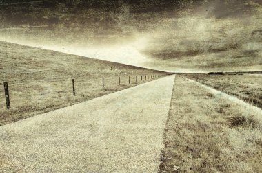 Tarım arazi üzerinden Hollanda'da bkz: geri. Asfalt yol boyunca koruyucu baraj ve Hollanda'da kanal. Koruyucu baraj üzerinde otlatma koyun. Vintage tarzı tonda resim