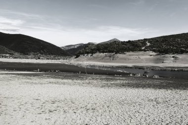 İspanya 'nın en güzel manzarası. Cantabrian Dağları' nın dramatik manzarası. Kanyonun dibindeki nehir 
