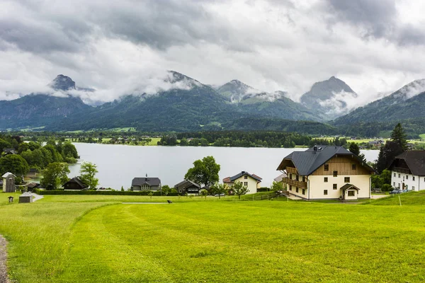 Ochtendnevel over Wolfgangsee in Oostenrijk. — Stockfoto