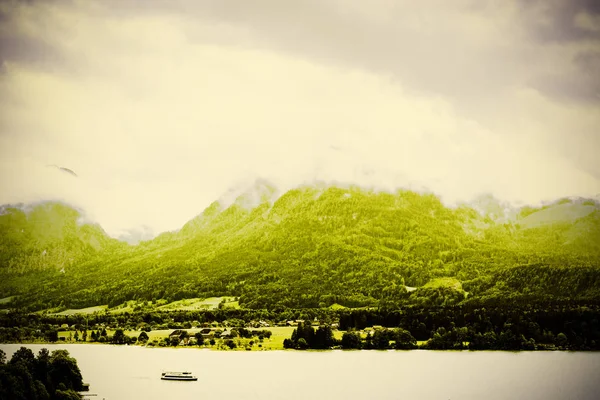 Morning mist over Wolfgangsee in Austria. — Stock Photo, Image