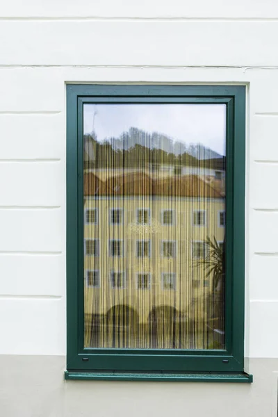 Typische venster in Oostenrijk. — Stockfoto