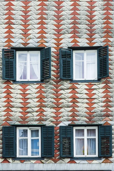 Typowe okno w Austrii. — Zdjęcie stockowe