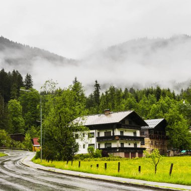 Kırsal Avusturya'da yağmur