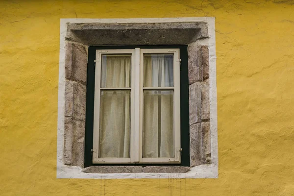 Ventana típica de Austria . — Foto de Stock