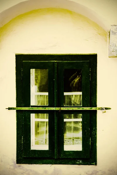 Typiska fönster i Österrike. — Stockfoto