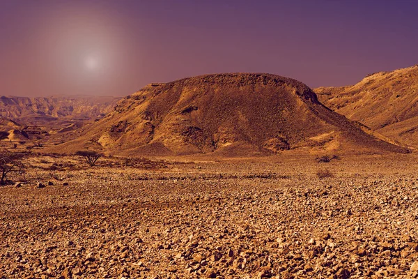 Fantástico nascer do sol no deserto . — Fotografia de Stock