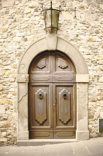 Винтажные деревянные итальянские двери — стоковое фото
