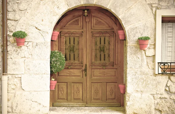 Wooden door of a Spanish house — Stock Photo, Image