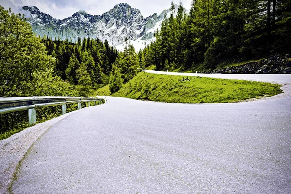 Klikaté asfaltové silnici — Stock fotografie