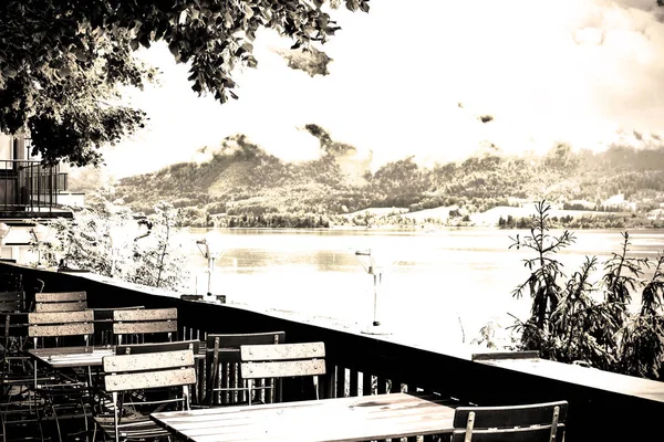 Outdoor cafe on the lake Wolfgangsee — Stock Photo, Image