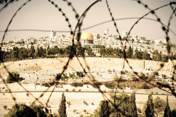 Jerusalén a través de alambre de espino —  Fotos de Stock