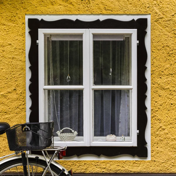 Bicicleta en casa en la ciudad austriaca de Hallstatt — Foto de Stock